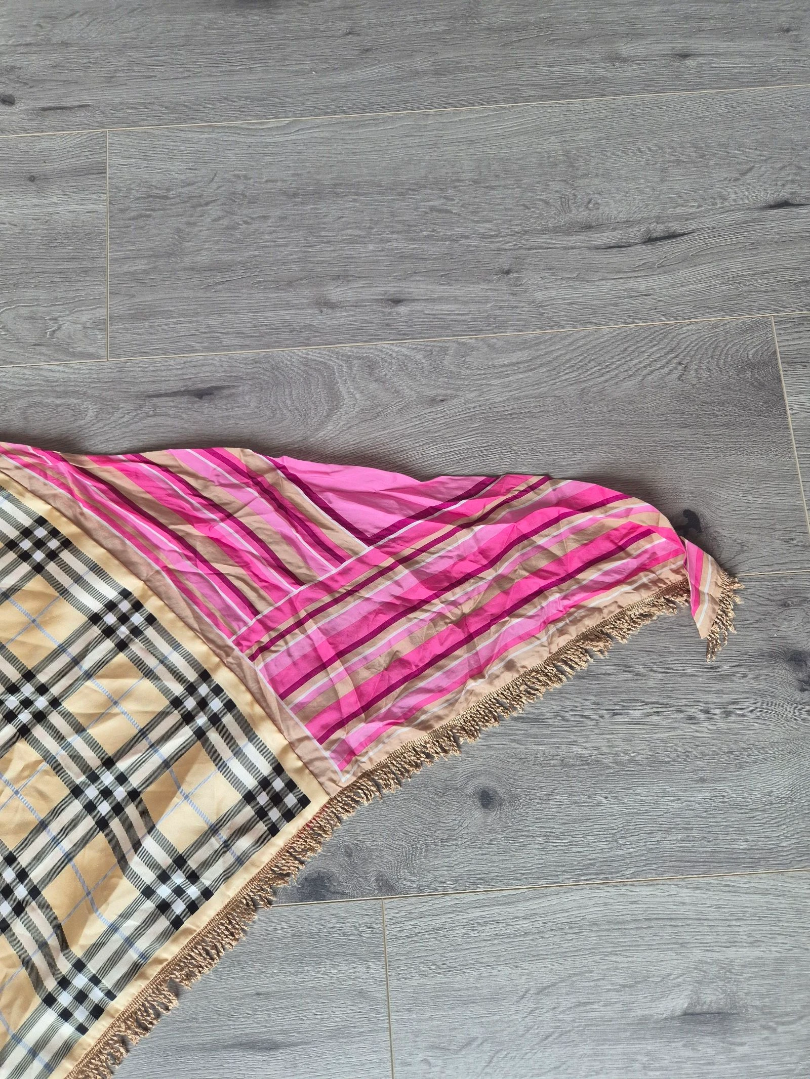 Grand foulard triangulaire avec imprimé losange et fleurs + franges – photo 10